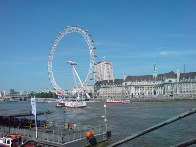 London Eye von der Themse aus betrachtet